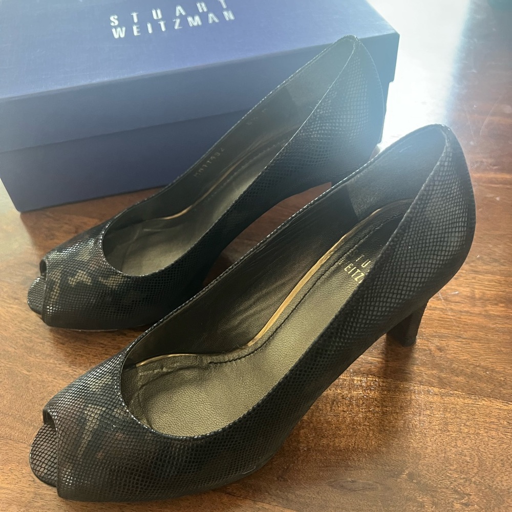 Stuart Weitzman Carrot Luxe Snake Cal Textured Black Peep Toe Heels 6.5